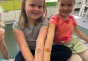 dziewczynki pokazują brokatowe tatuaże